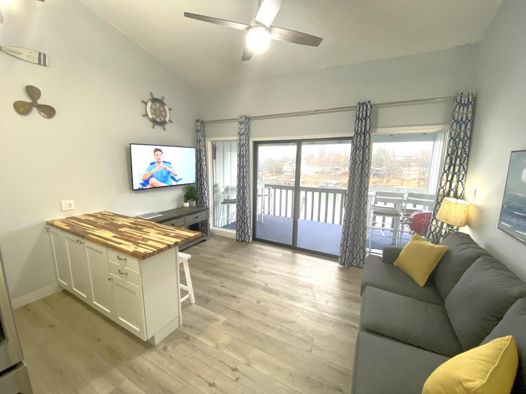 B Lakefront! Remodeled, Boat Slip, Patio Views, Pool, Boat Ramp, Wifi โอเซจบีช ภายนอก รูปภาพ