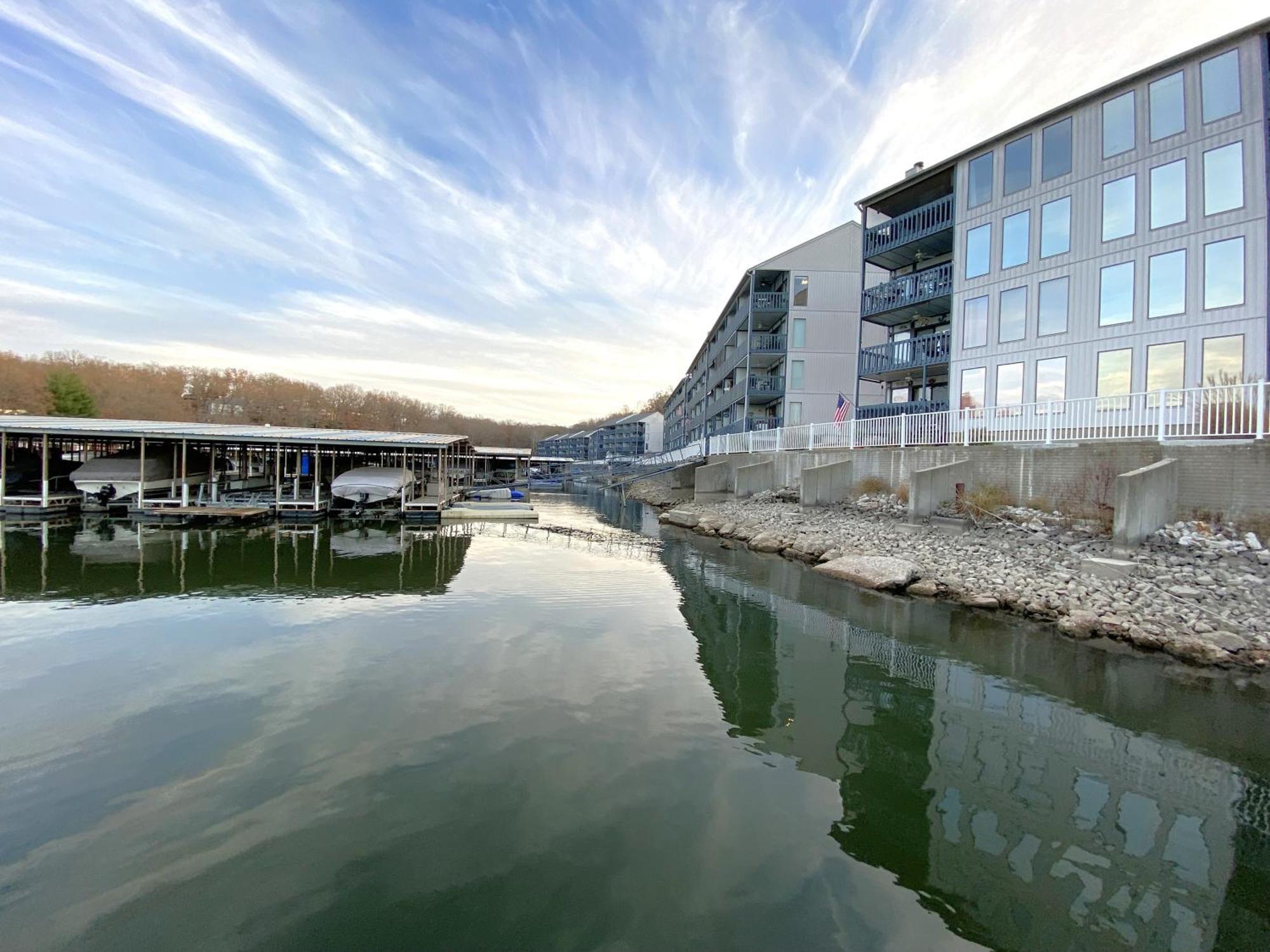B Lakefront! Remodeled, Boat Slip, Patio Views, Pool, Boat Ramp, Wifi โอเซจบีช ภายนอก รูปภาพ