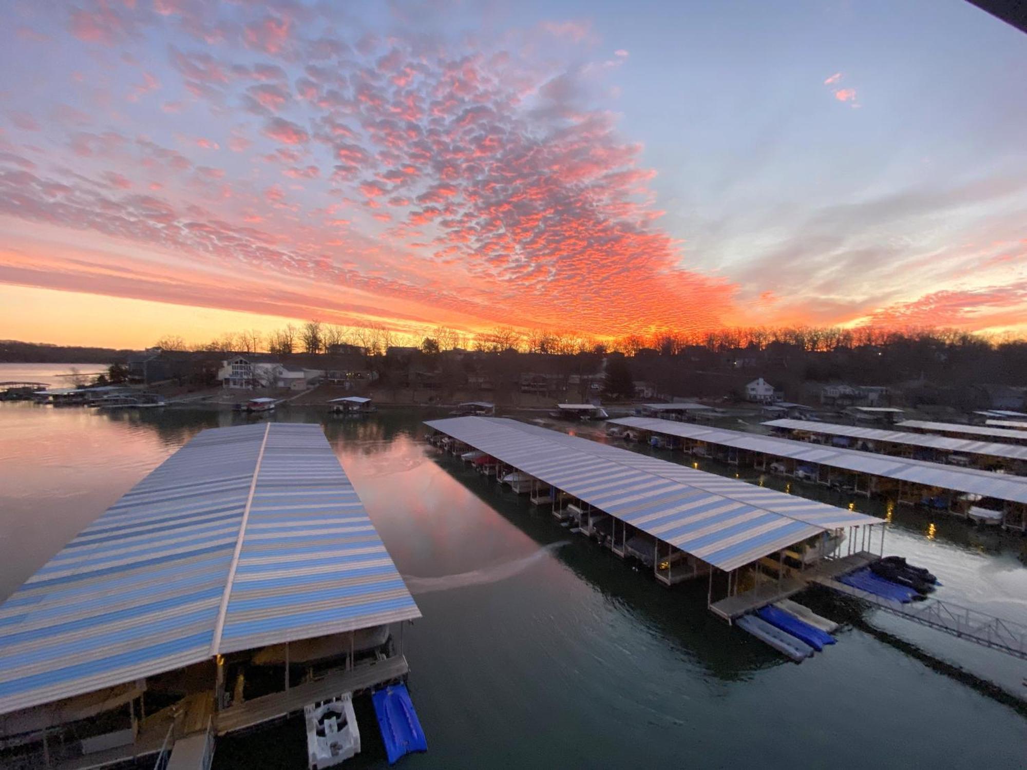 B Lakefront! Remodeled, Boat Slip, Patio Views, Pool, Boat Ramp, Wifi โอเซจบีช ภายนอก รูปภาพ